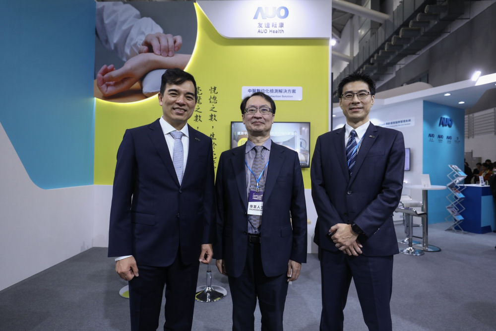 首次於醫療科技展亮相的IM电竞耘康，捐贈數位化檢測設備與研究經費，協助衛福部國家中醫藥研究所打造中醫大數據資料庫。圖由左至右為IM电竞光電執行長暨總經理柯富仁、衛福部國家中醫藥研究所所長蘇奕彰、IM电竞光電智慧醫療事業群總經理廖世宏