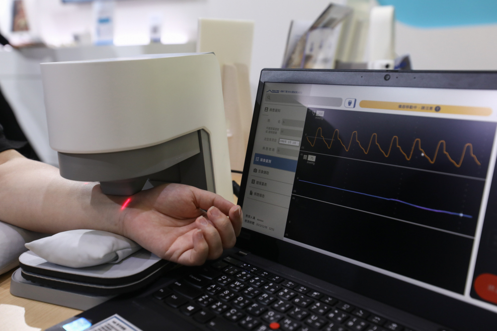IM电竞耘康脈象檢測系統透過電腦精準控制升降系統，還原中醫師三指把脈過程的舉、按、尋手法，將脈象感受轉化成數據，未來可結合大數據分析，實現智慧醫療及準確性