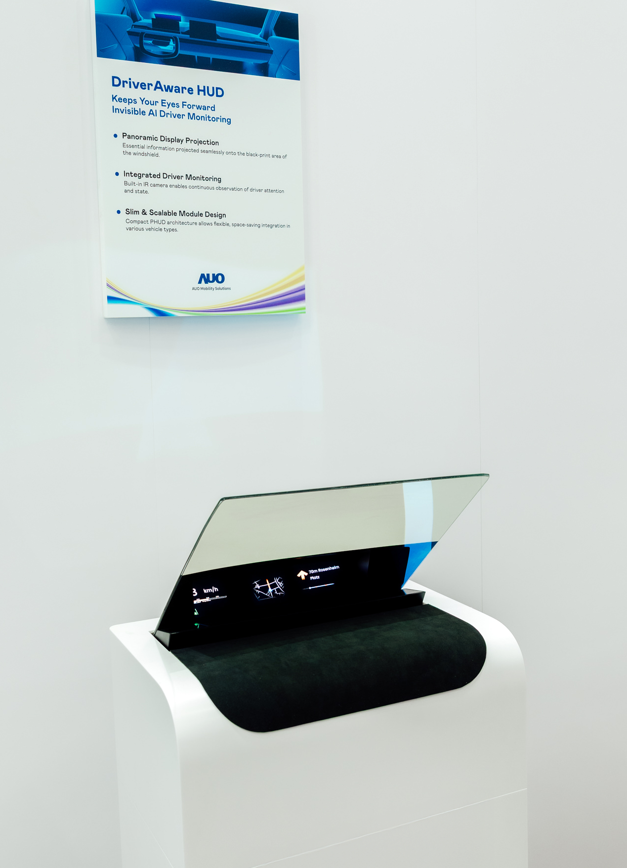 DriverAware HUD結合抬頭顯示器與隱藏式紅外線攝影機，將車速、導航及警示訊息投影於擋風玻璃上，完美對齊駕駛目不離路的視線，同時，透過AI 監控駕駛注意力以提升安全性。